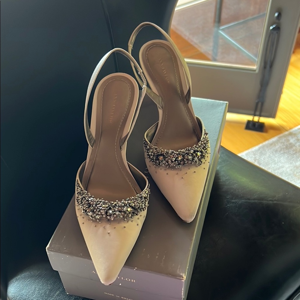 Ann Taylor Cream Heels with Pointed Toe and Metallic Detail